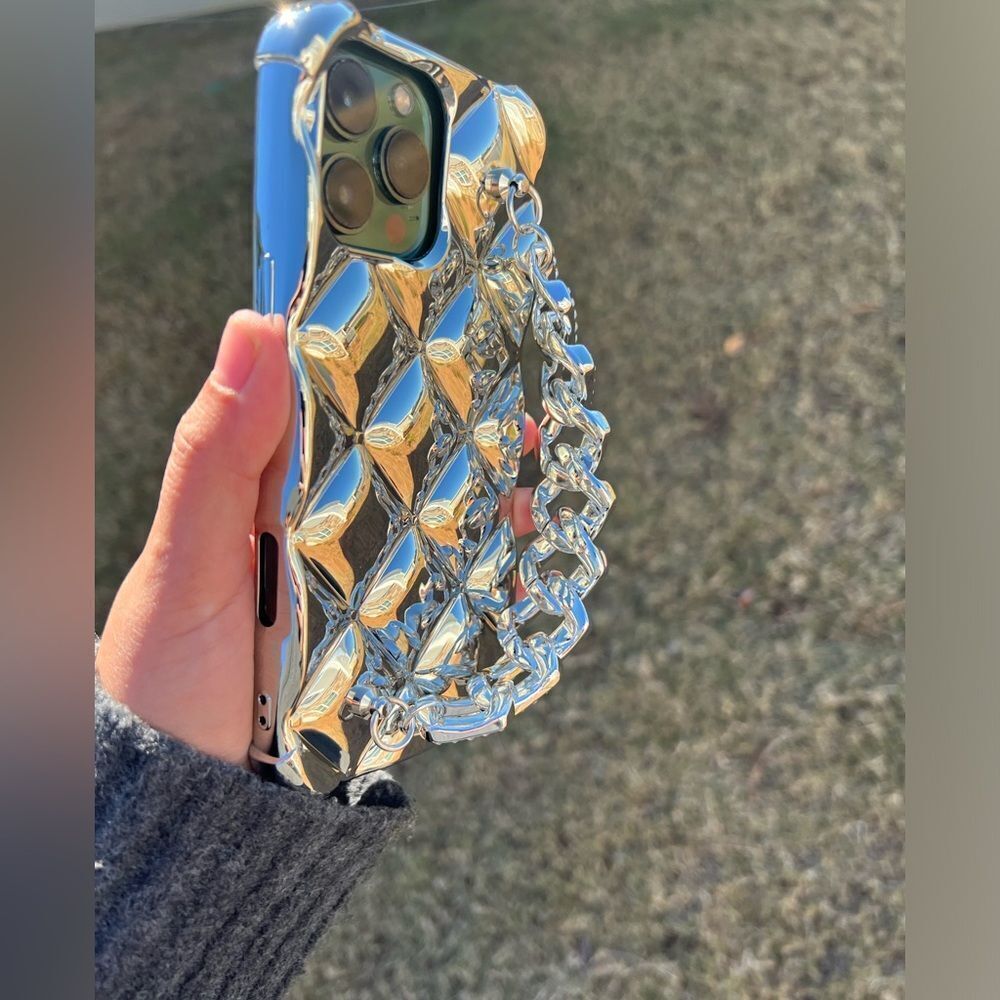 Luxurious Silver Chain Design iPhone 16 pro Case - Picture 2 of 5